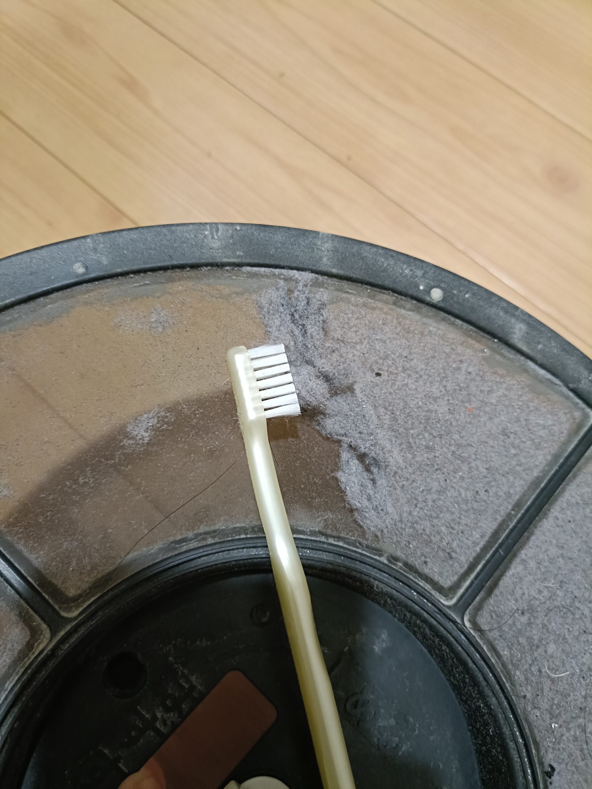 乾太くんフィルターを歯ブラシで掃除しているところ