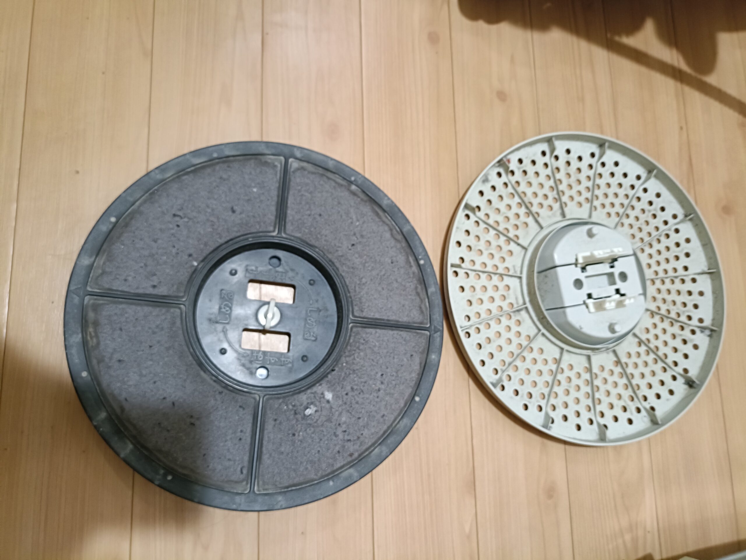 乾太くん旧型フィルター掃除前。フェルト状にホコリがびっしりついている状態