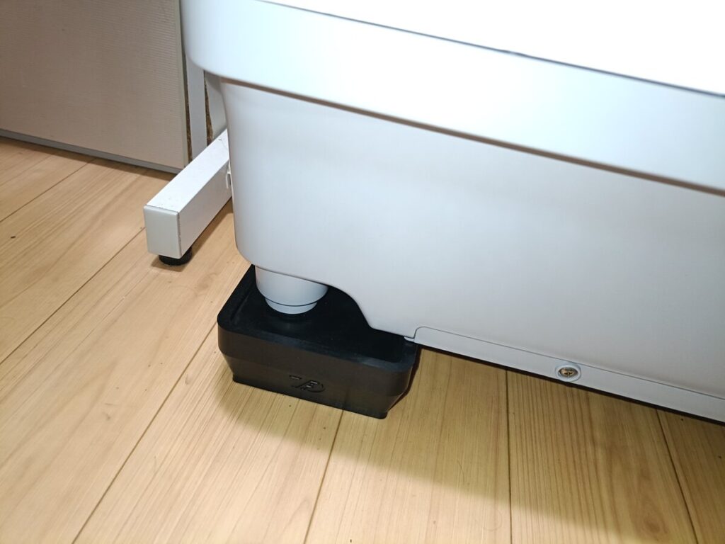 洗濯機の足元に置いたかさ上げ台のアップ